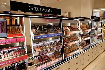 Estée Lauder supera previsiones en el tercer trimestre y recortará hasta 3000 empleos