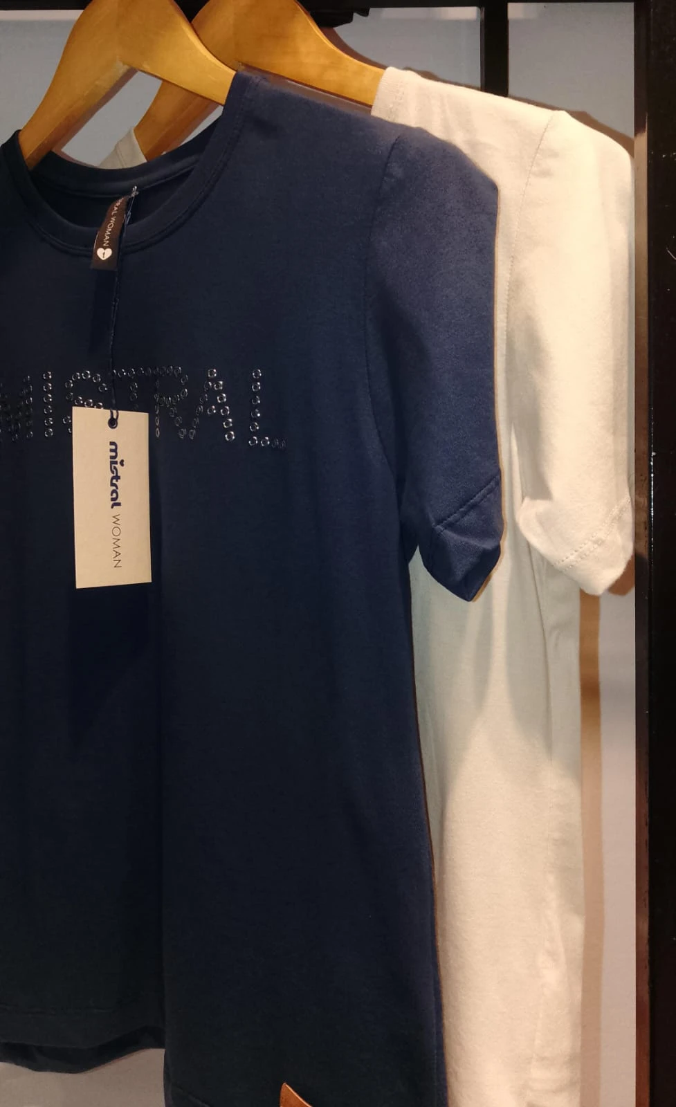 REMERA ALGODON - CON DETALLES DE TACHAS EN FRENTE